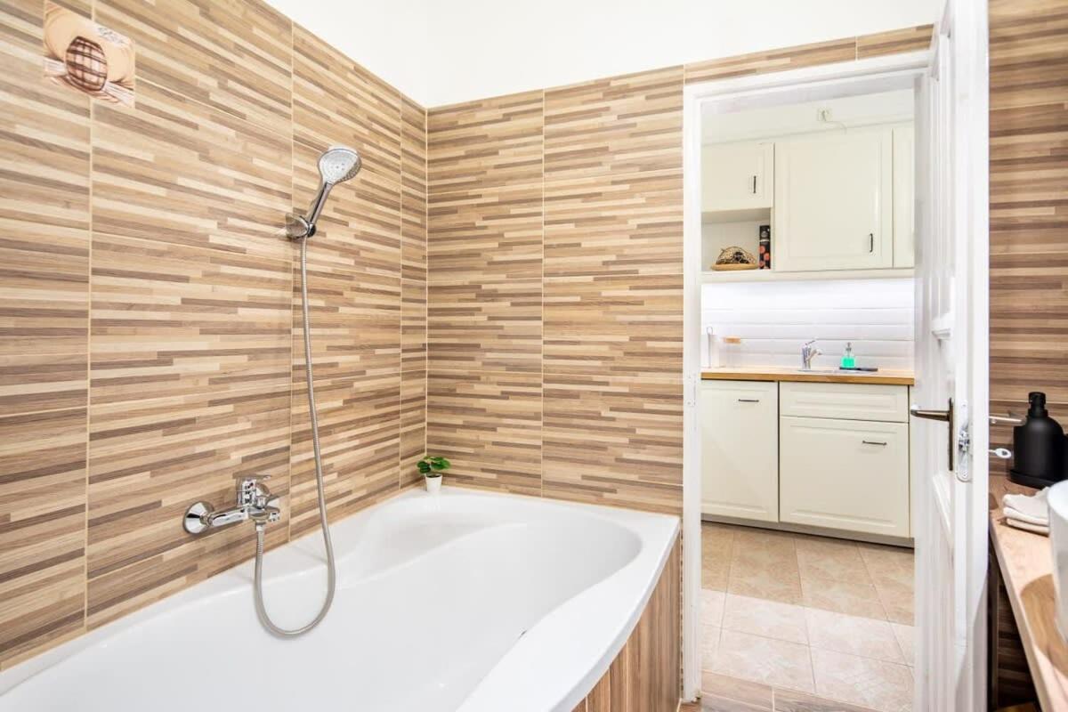 Convenient Apartment At Gastro Driven Location Budapest Esterno foto