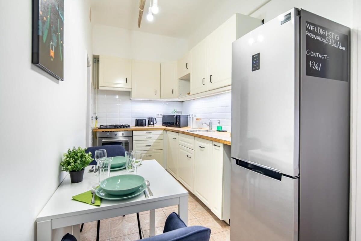 Convenient Apartment At Gastro Driven Location Budapest Esterno foto