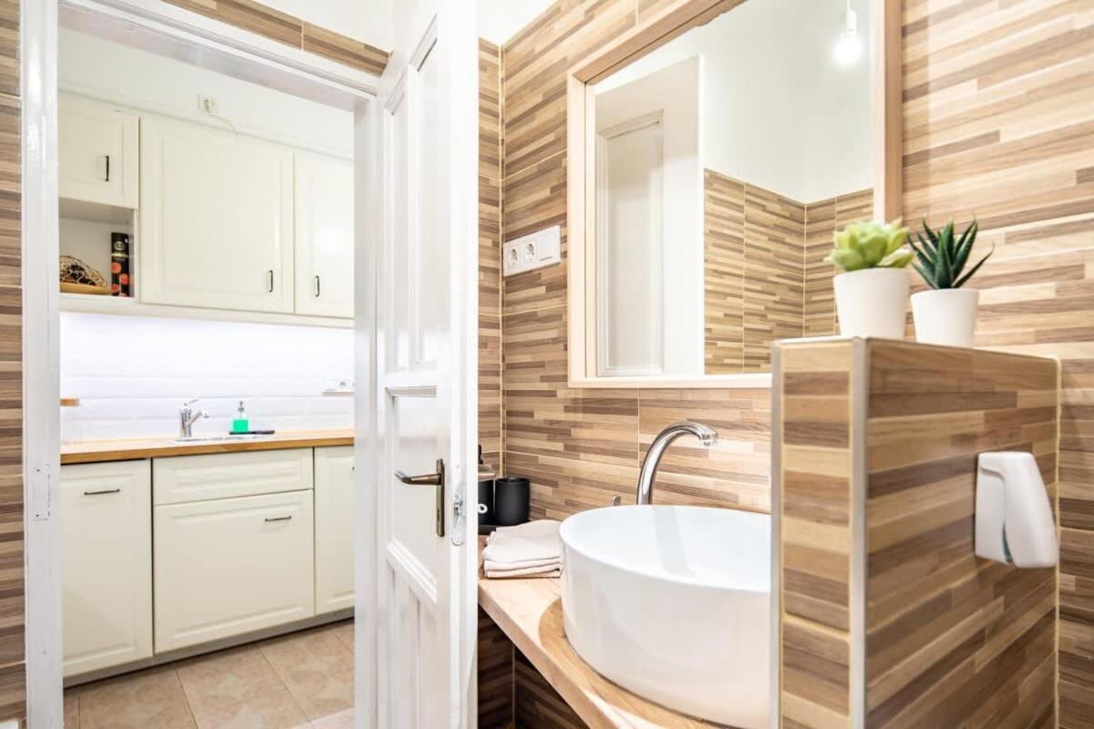 Convenient Apartment At Gastro Driven Location Budapest Esterno foto