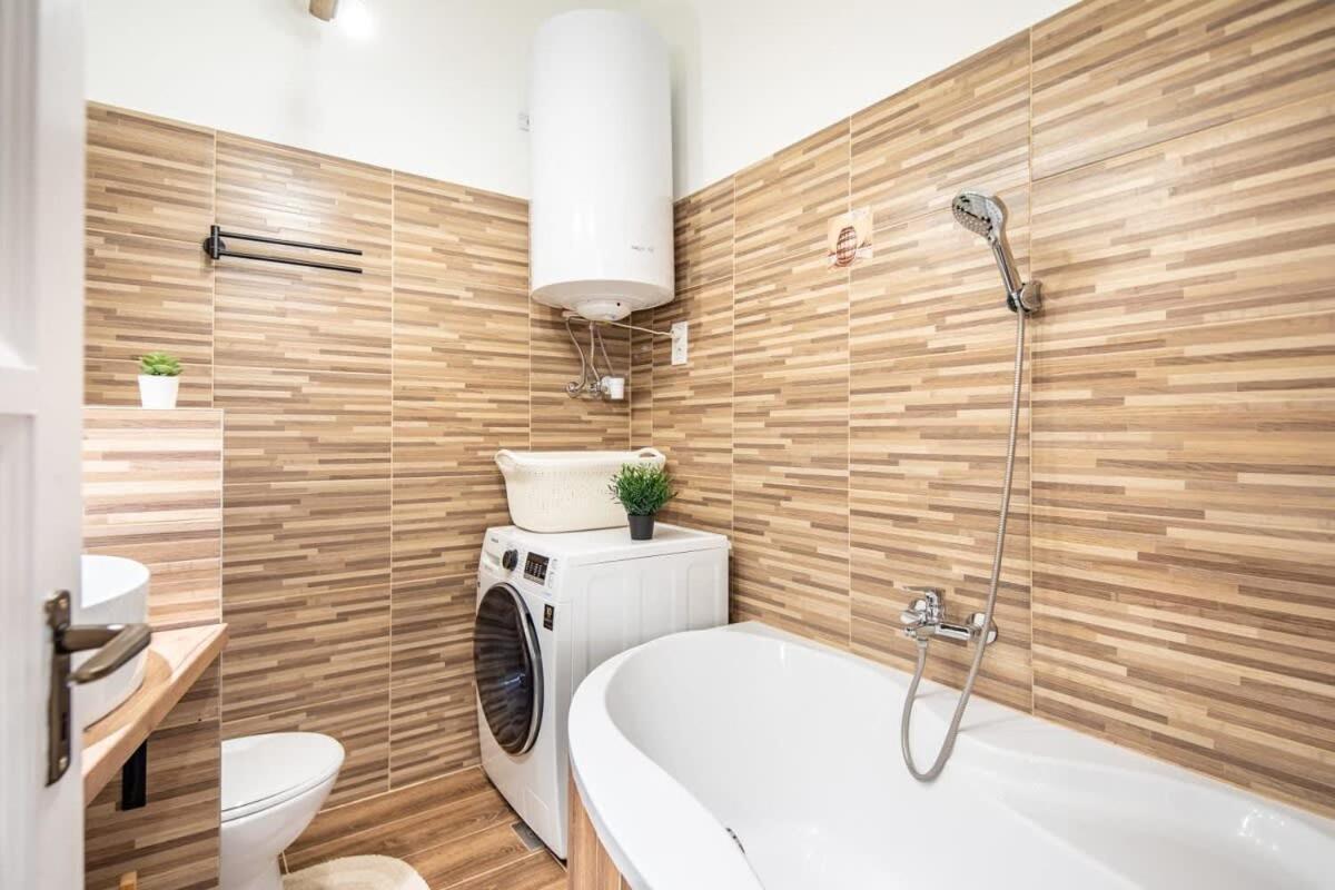 Convenient Apartment At Gastro Driven Location Budapest Esterno foto